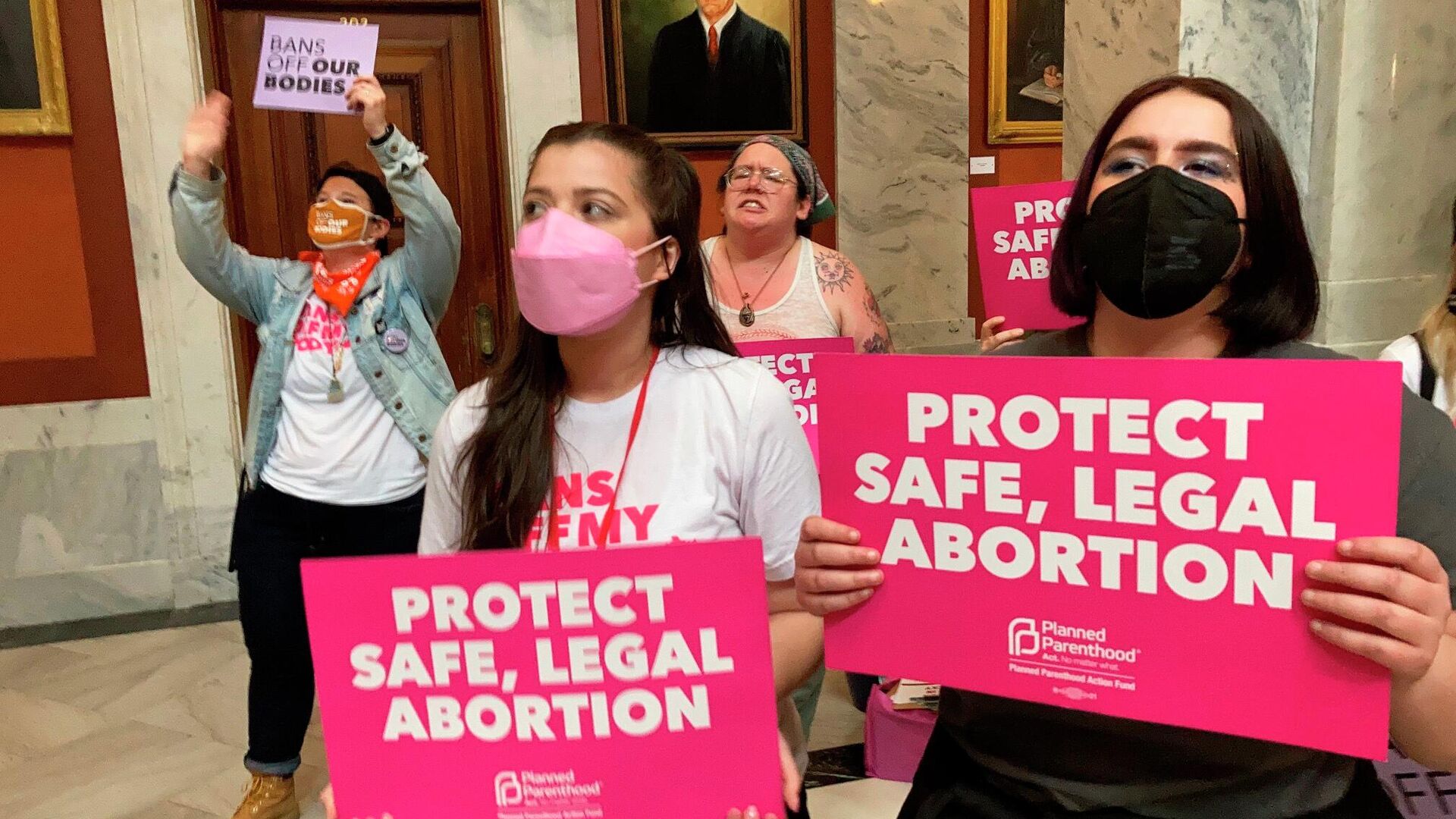 Abortion-rights supporters chant their objections at the Kentucky Capitol on Wednesday, April 13, 2022, in Frankfort, Ky., as Kentucky lawmakers debate overriding the governor’s veto of an abortion measure. - Sputnik International, 1920, 14.04.2022