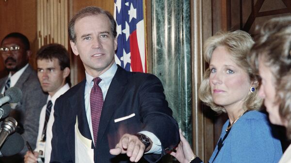 US Senator Joseph Biden, D-Del., announces on September 23, 1987 that he is withdrawing from the race for the 1988 Democratic presidential nomination, as his wife Jill grasps his arm (R) - Sputnik International