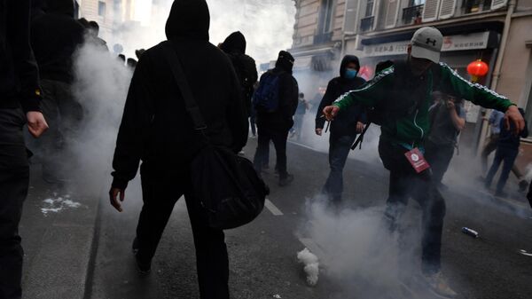 Students run away from tear gas fired by riot police forces during a demonstration outside La Sorbonne University, in Paris on April 14, 2022, ten days ahead of the second round of France's presidential election. - Several hundred students mobilised on April 14, 2022 in Paris and Nancy, blocking university buildings to make their voices heard between the two rounds of the presidential election and to raise awareness of ecological and social issues. (Photo by JULIEN DE ROSA / AFP) - Sputnik International