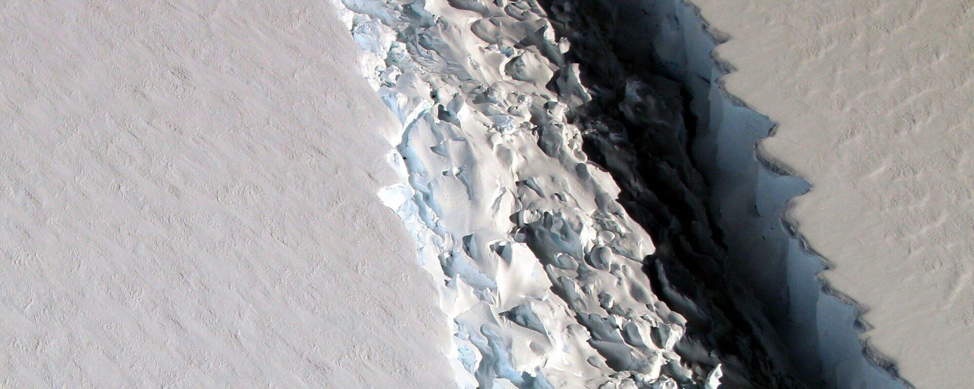 This Nov. 10, 2016 aerial photo released by NASA, shows a rift in the Antarctic Peninsula's Larsen C ice shelf. - Sputnik International, 1920, 15.04.2022