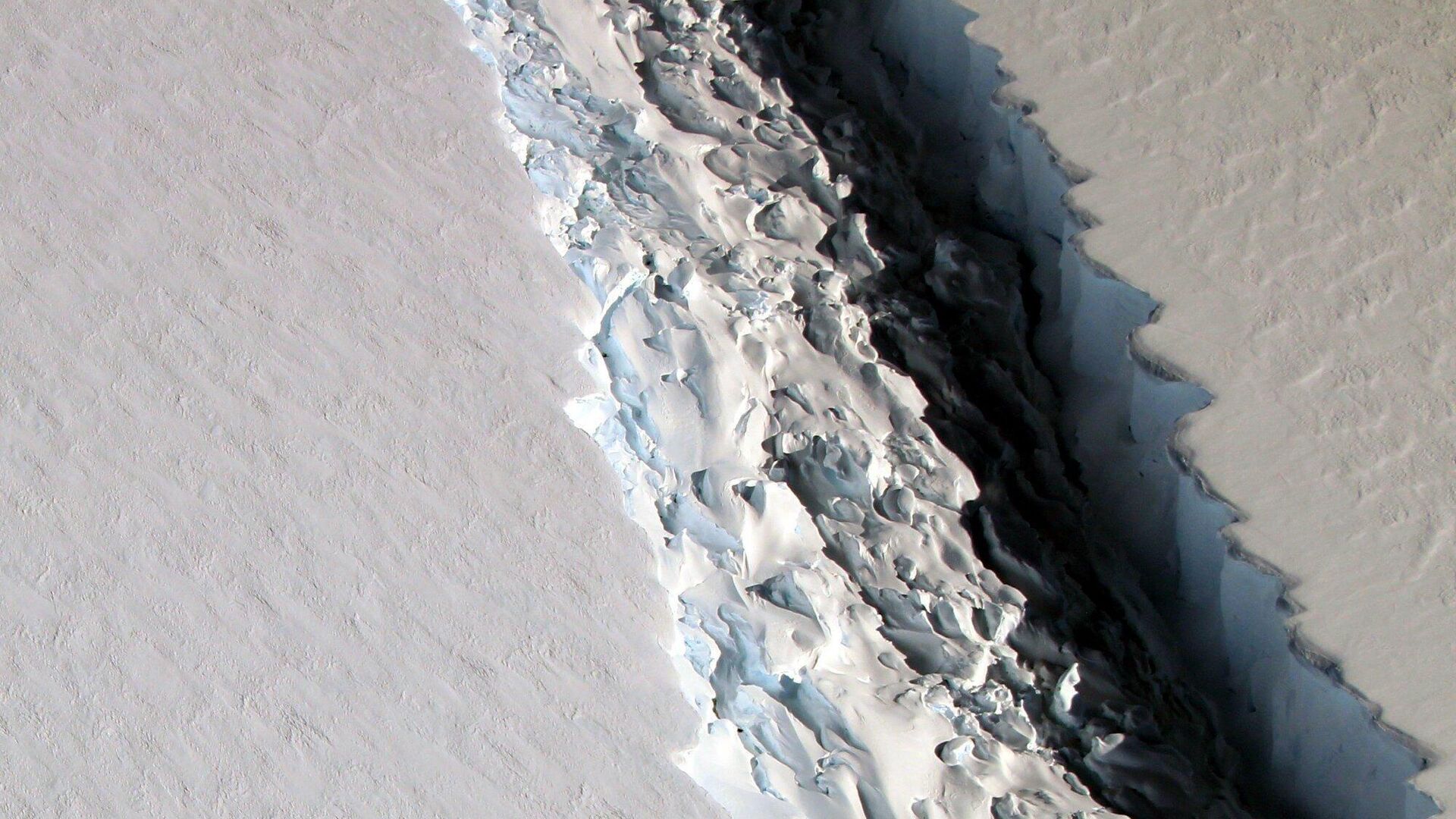 This Nov. 10, 2016 aerial photo released by NASA, shows a rift in the Antarctic Peninsula's Larsen C ice shelf. - Sputnik International, 1920, 15.04.2022