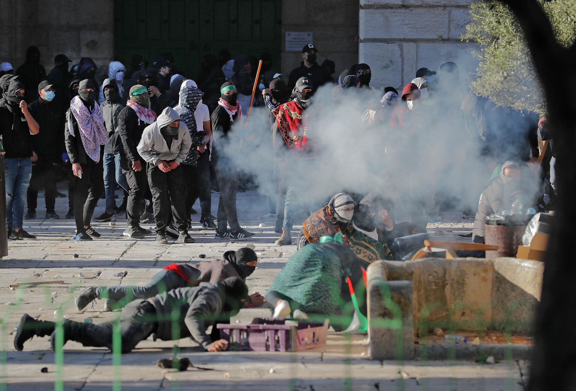 Palestinian demonstrators clash with Israeli police at Jerusalem's Al-Aqsa mosque compound on April 15, 2022. - Sputnik International, 1920, 28.04.2022