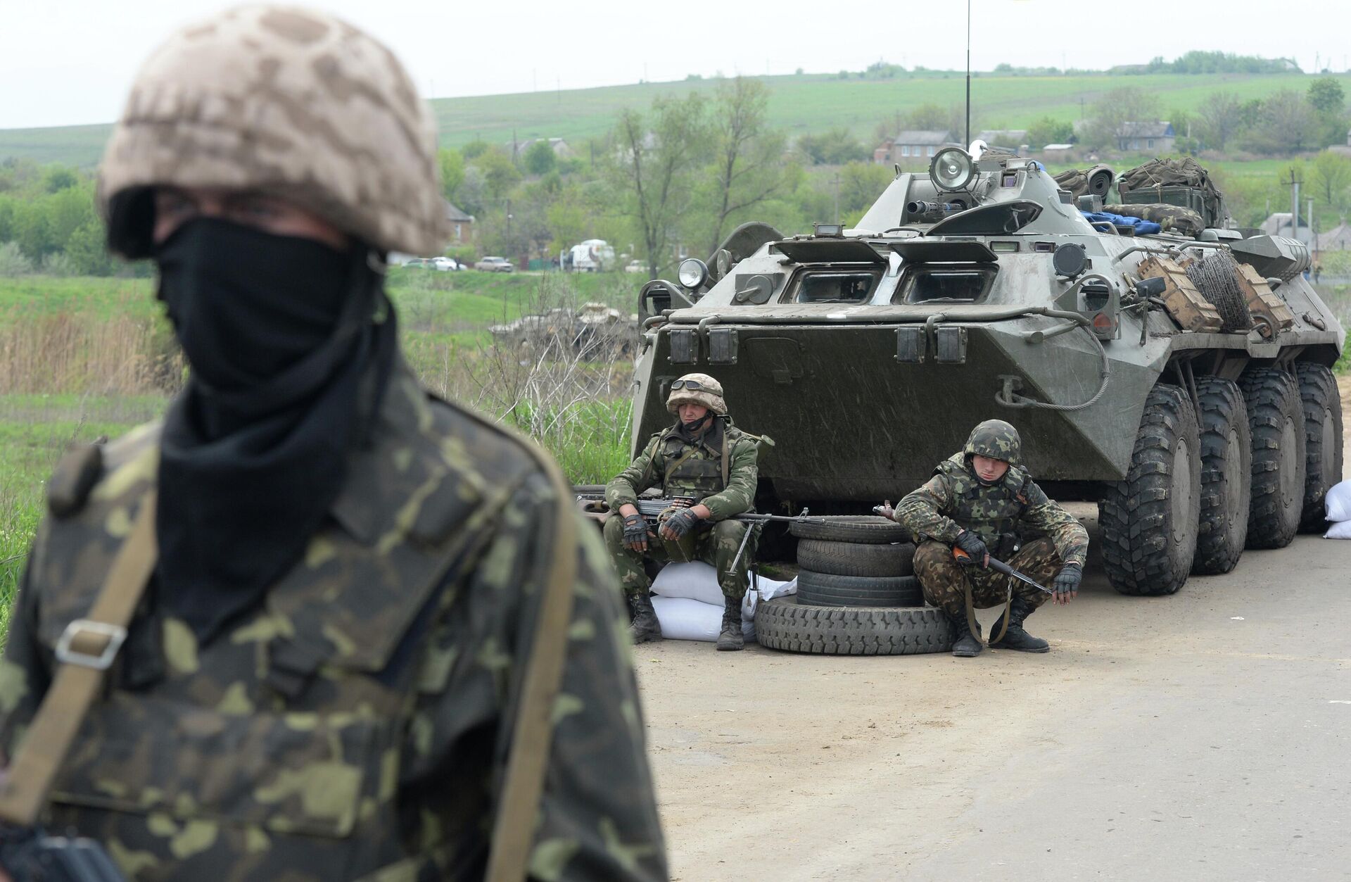 Ukrainian troops near the village of Andre'evskoye outside Slavyansk, where local residents blocked a convoy of Ukrainian army armoured personnel carriers. 2 May 2014. - Sputnik International, 1920, 06.06.2022