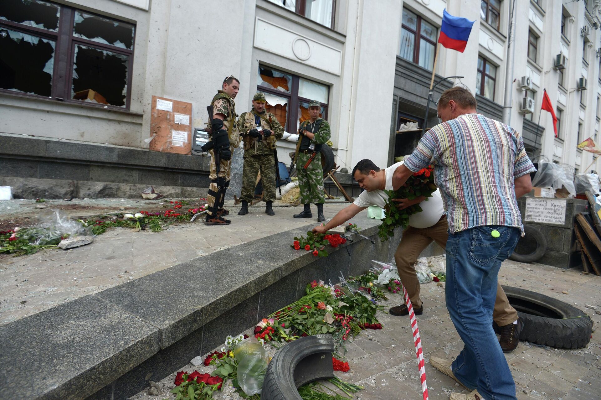 Lugansk residents lay flowers before the building of the regional administration after a Ukrainian airstrike.  June 2014. - Sputnik International, 1920, 16.04.2022