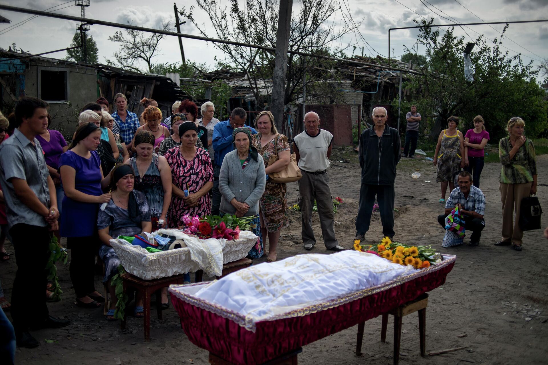 Funeral ceremony for Vladimir Yermilov and his son Vanya. The two were killed during Ukrainian shelling of Stanitsa Luganskaya. July 2014. - Sputnik International, 1920, 16.04.2022
