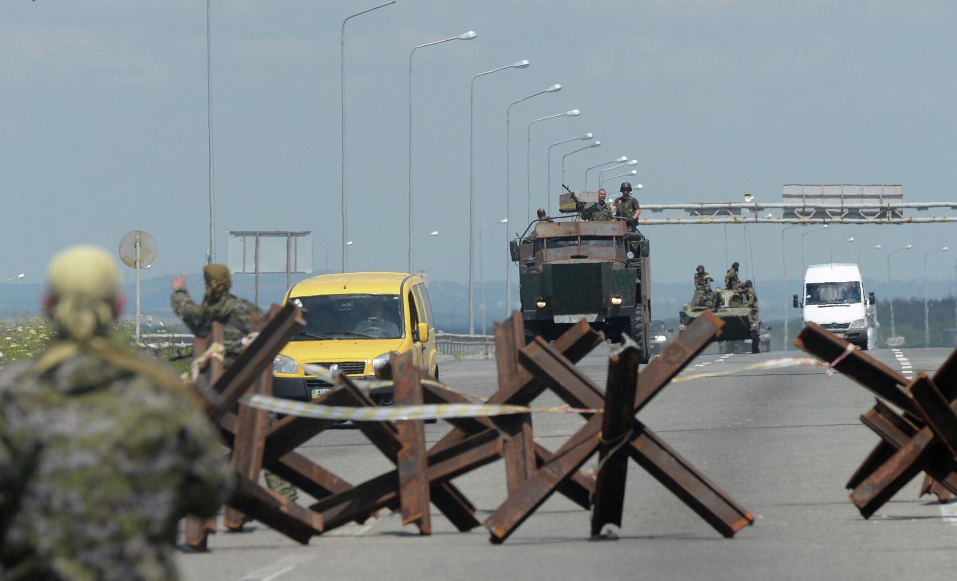 Military equipment of militia forces who broke out of the city of Slavyansk after it was surrounded by Ukrainian security services drives through a checkpoint on the entrance to Donetsk. July 2014. - Sputnik International, 1920, 16.04.2022