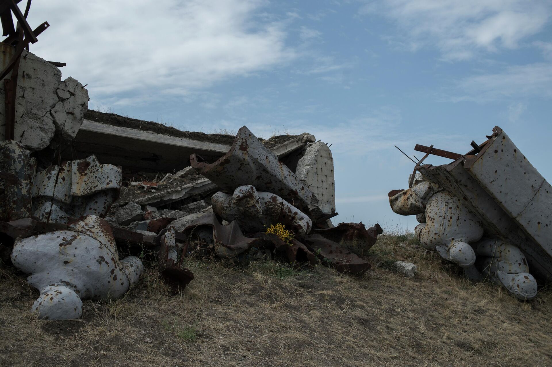 Ruins at the WWII memorial on Saur-Mogila hill in Donetsk. The memorial was destroyed in heavy fighting between Donbass militias and Ukrainian forces in 2014. - Sputnik International, 1920, 16.04.2022