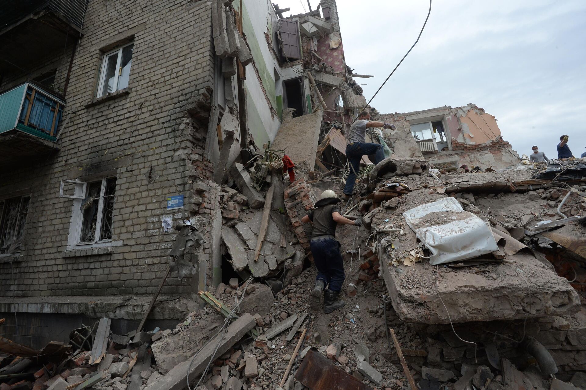 Apartment building destroyed in a Ukrainian air raide in the town of Snezhnoe, Donetsk People's Republic. July 2014. - Sputnik International, 1920, 16.04.2022