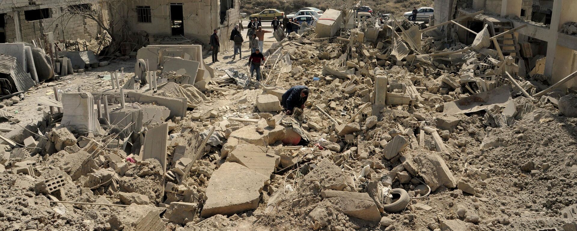 In this photo released by the Syrian official news agency SANA, people inspect damage after an Israeli airstrike near Damascus, Syria, Monday, March 7, 2022. - Sputnik International, 1920, 04.04.2023