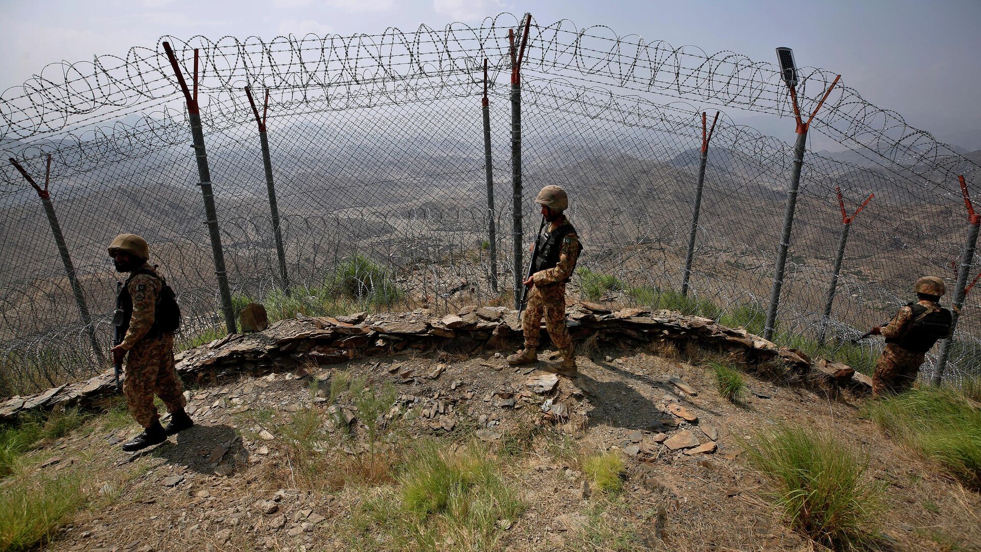 Pakistan Army troops patrol along the fence on the Pakistan Afghanistan border at Big Ben hilltop post in Khyber district, Pakistan, Aug. 3, 2021. - Sputnik International, 1920, 27.09.2022