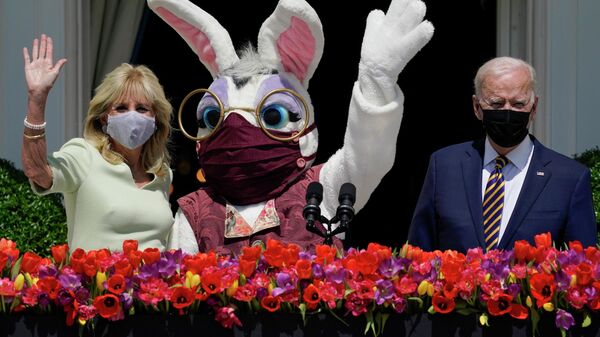 President Joe Biden appears with first lady Jill Biden and the Easter Bunny on the Blue Room balcony at the White House April 5, 2021, in Washington. - Sputnik International