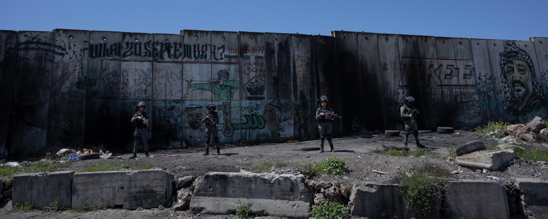 Israeli Border Police secure the parameter of the closed Israeli Army Qalandia checkpoint, used by Palestinians to cross from the West Bank into Jerusalem, near the West Bank city of Ramallah, Friday, April 15, 2022. - Sputnik International, 1920, 19.11.2023