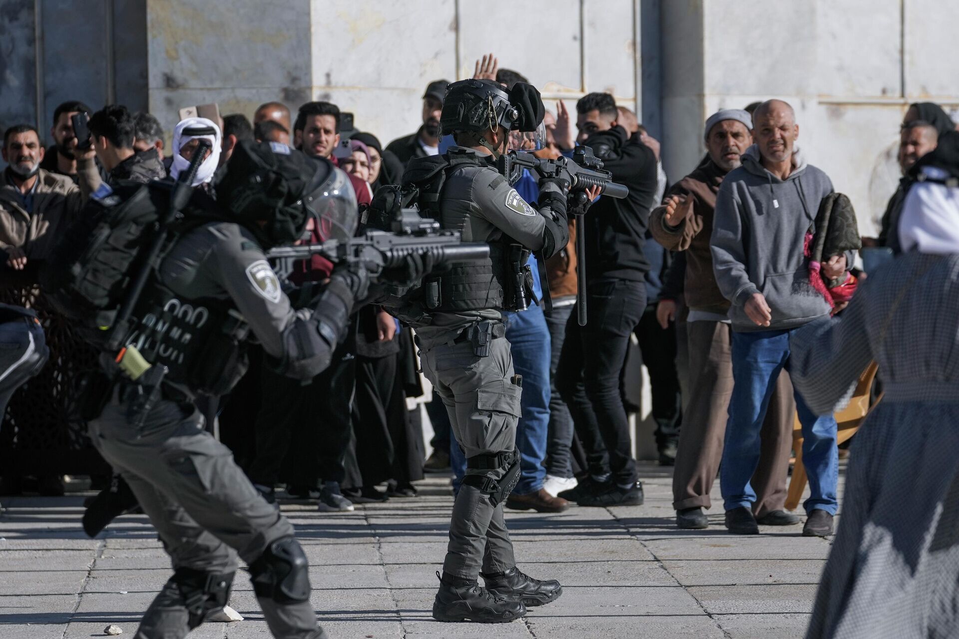 Israeli security forces take position during clashes with Palestinians demonstrators at the Al Aqsa Mosque compound in Jerusalem's Old City, Friday, April 15, 2022. - Sputnik International, 1920, 09.06.2022