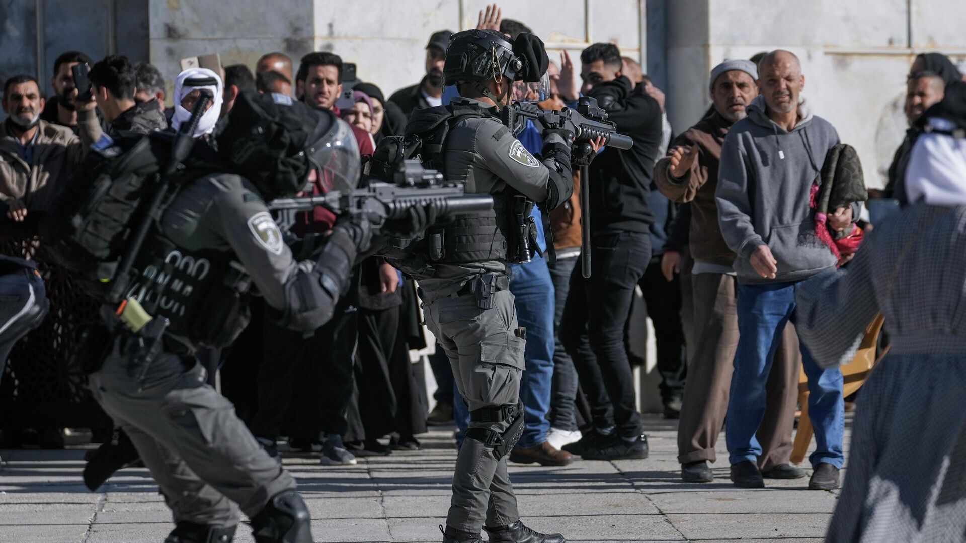 Israeli security forces take position during clashes with Palestinians demonstrators at the Al Aqsa Mosque compound in Jerusalem's Old City, Friday, April 15, 2022. - Sputnik International, 1920, 16.04.2022
