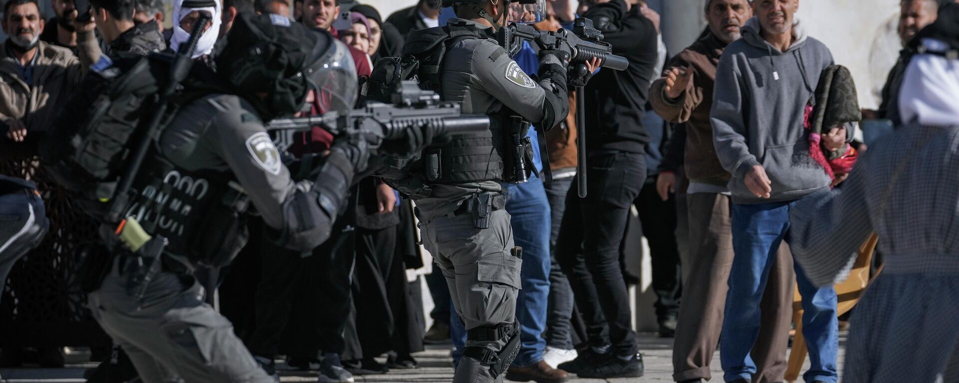 Israeli security forces take position during clashes with Palestinians demonstrators at the Al Aqsa Mosque compound in Jerusalem's Old City, Friday, April 15, 2022. - Sputnik International, 1920, 16.04.2022