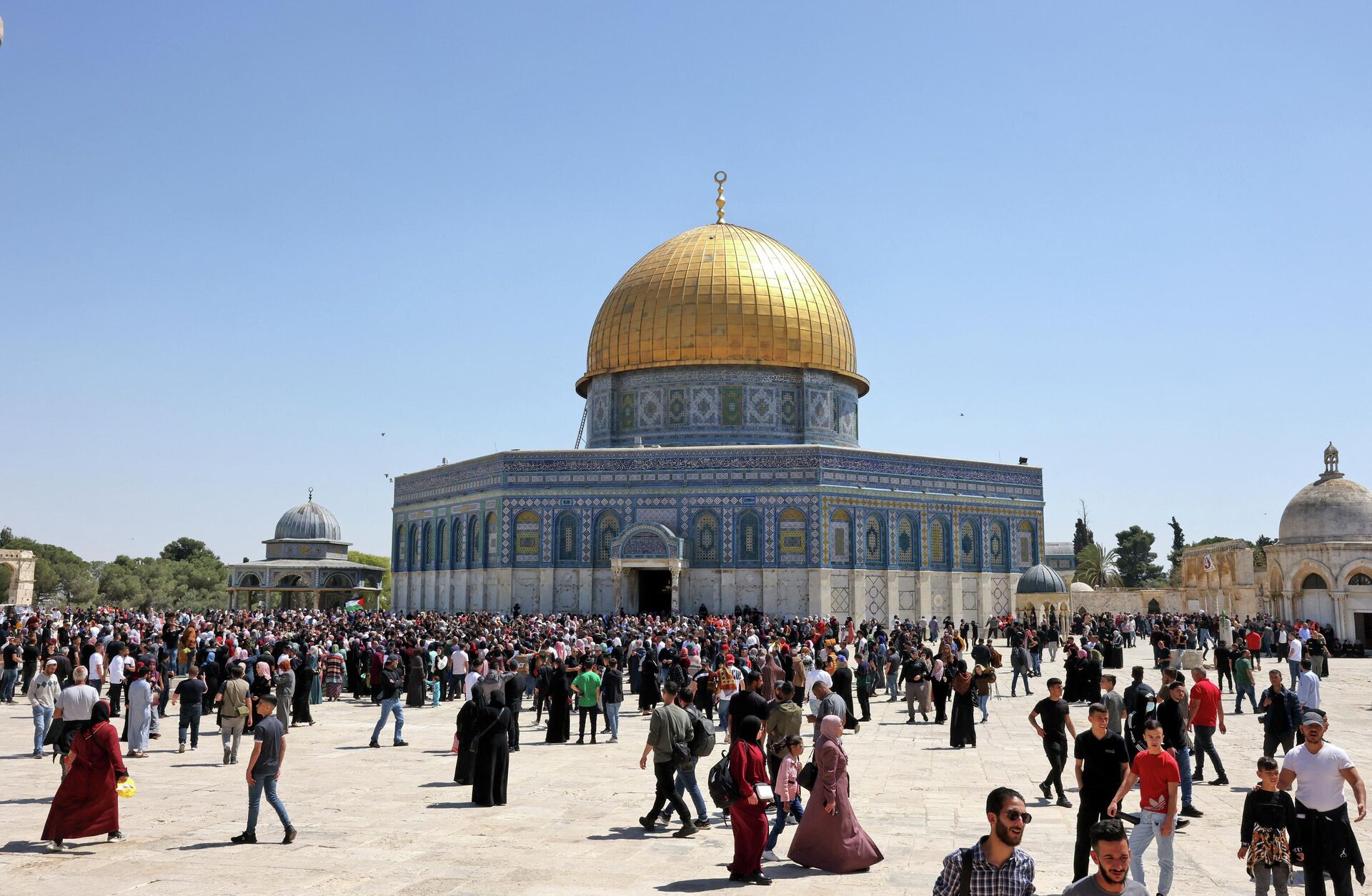 Palestinian Muslims gather at Jerusalem's Al-Aqsa mosque complex following Friday prayers during the holy month of Ramadan on April 15, 2022. - Sputnik International, 1920, 28.04.2022