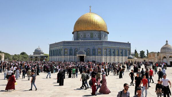 Palestinian Muslims gather at Jerusalem's Al-Aqsa mosque complex following Friday prayers during the holy month of Ramadan on April 15, 2022. - Sputnik International