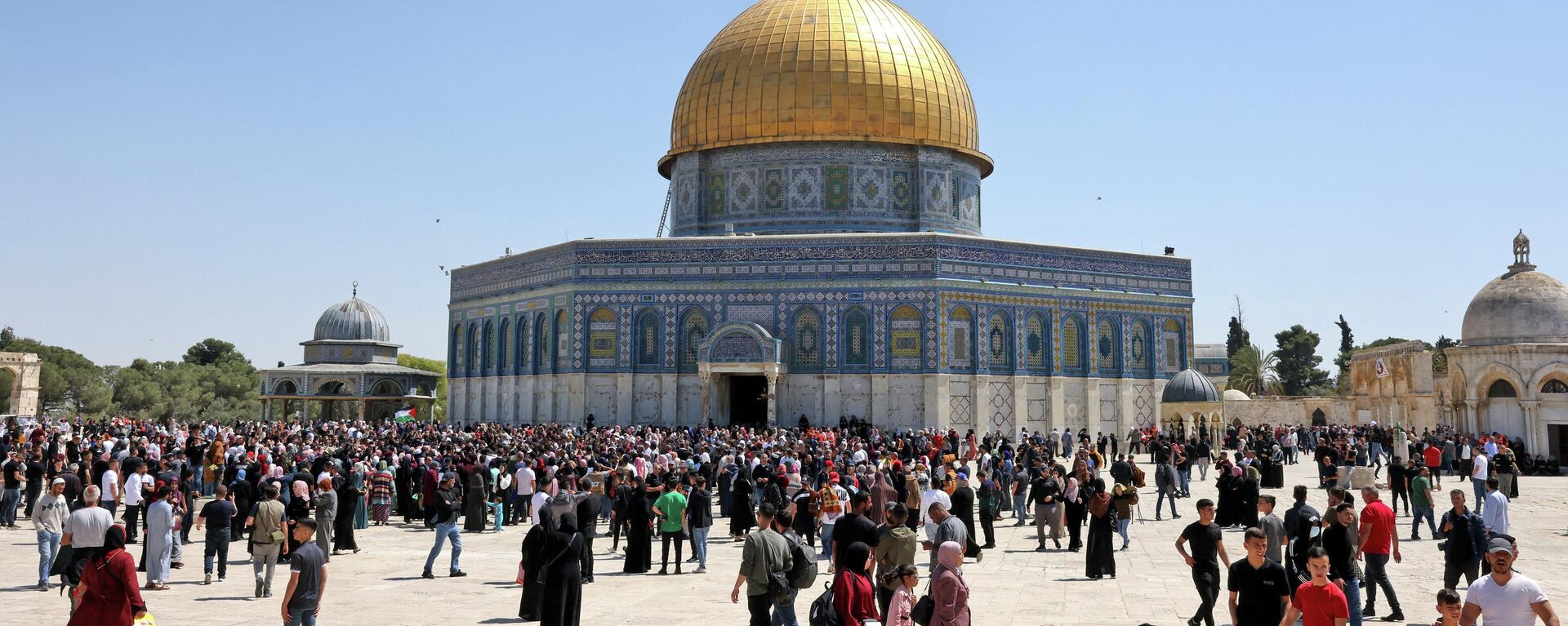 Palestinian Muslims gather at Jerusalem's Al-Aqsa mosque complex following Friday prayers during the holy month of Ramadan on April 15, 2022. - Sputnik International, 1920, 19.04.2022