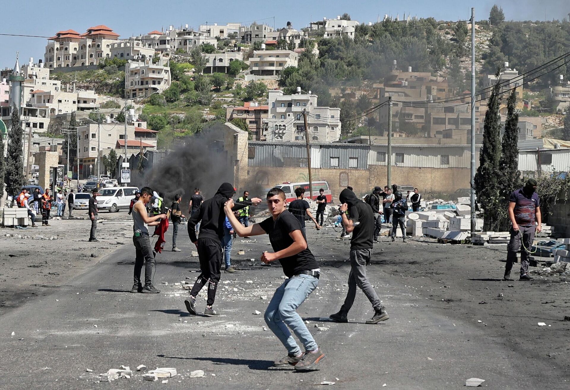 Palestinian protesters hurl rocks at Israeli security amid clashes during a demonstration against Jewish settlements and in support of Jerusalem's Al-Aqsa mosque, on the main street of Beita village in the occupied West Bank, on April 15, 2022. - Sputnik International, 1920, 22.04.2022