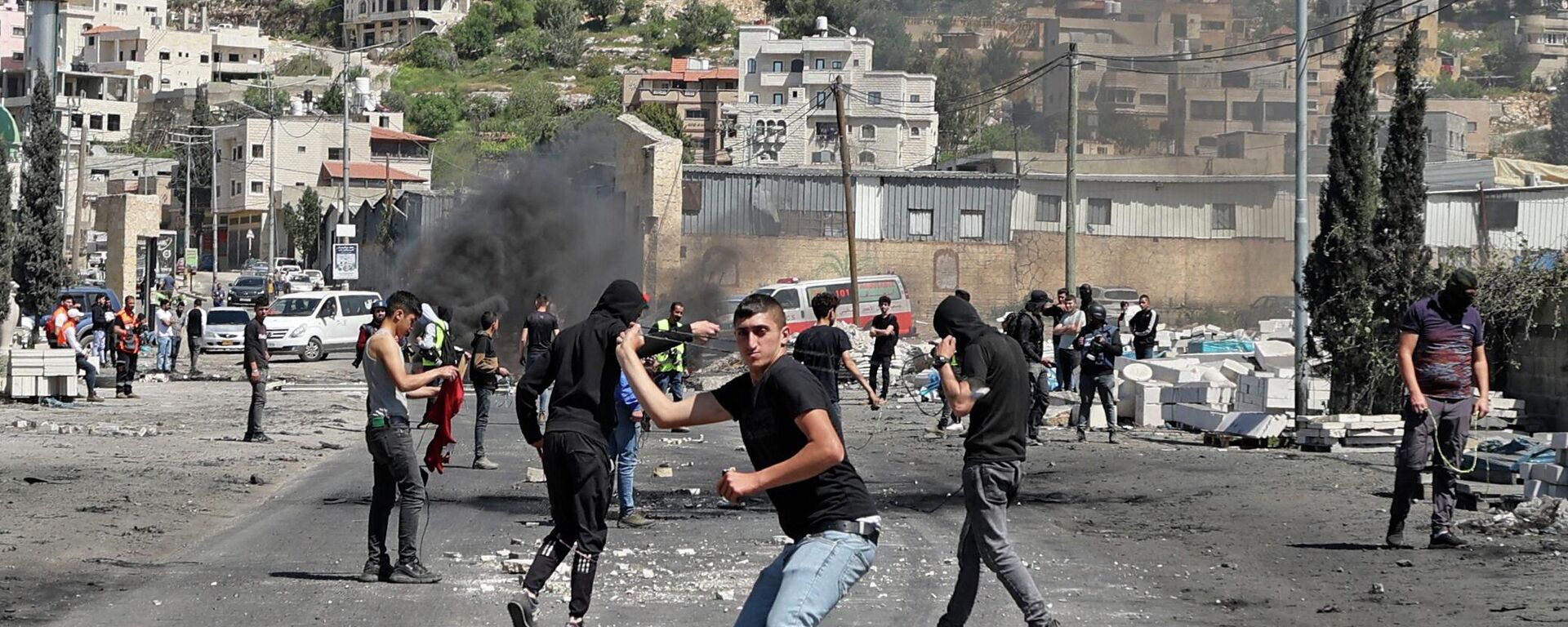 Palestinian protesters hurl rocks at Israeli security amid clashes during a demonstration against Jewish settlements and in support of Jerusalem's Al-Aqsa mosque, on the main street of Beita village in the occupied West Bank, on April 15, 2022. - Sputnik International, 1920, 16.04.2022