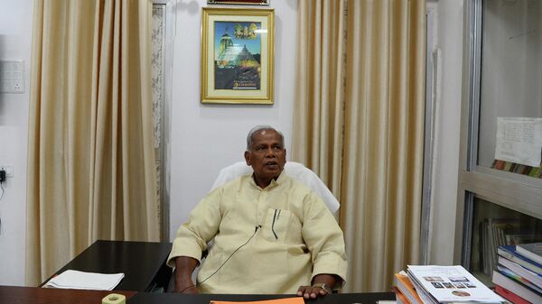 This photograph taken on August 18, 2017 shows Jitan Ram Manjhi, who in 2014 became the first Musahar chief minister of any Indian state, speaking with an AFP reporter at his office in Patna.  - Sputnik International