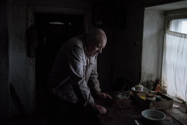 In this photo, a man is in a house in the village of Sakhanka. Sakhanka’s residents have faced constant Ukrainian shelling. On 7 May 2020, five civilians, including two teenagers – a girl with a heart condition and a teenage boy with broken legs and shrapnel wounds, were injured. The girl’s mother was also wounded. - Sputnik International