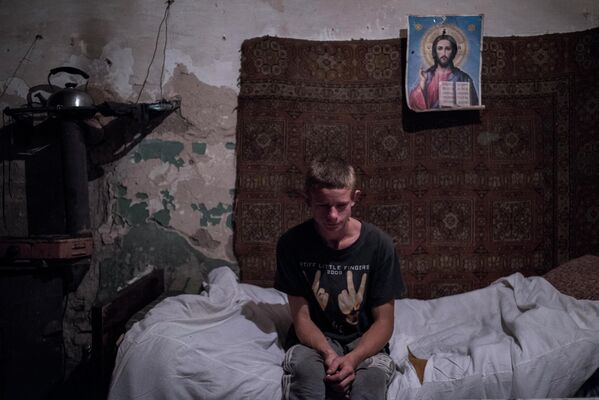 A teenager sits in a shelter in the Shakhty settlement, DPR.  - Sputnik International