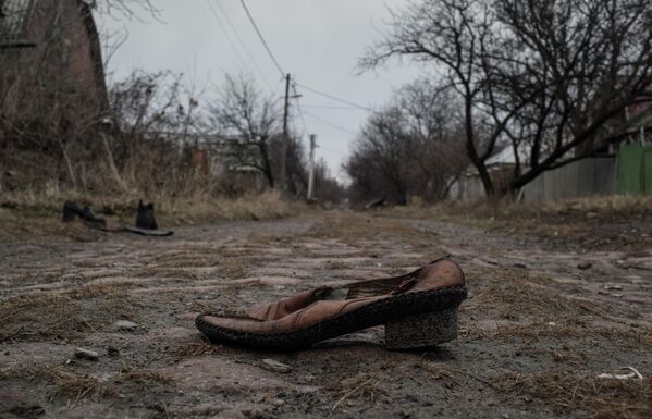 A lost shoe on the road to Donetsk’s Kievsky district. Donbass has literally been cut in two by the war. Once one of the most densely populated regions of Ukraine, many of its cities and towns have found themselves on opposite sides of the contact line since the spring of 2014. For example, the village of Zaitsevo is divided by streets. On Marshal Rybalko Street (which runs about 12 km), residential buildings 1-230 were under the control of the DPR, while houses 230-400 were controlled by Kiev. - Sputnik International