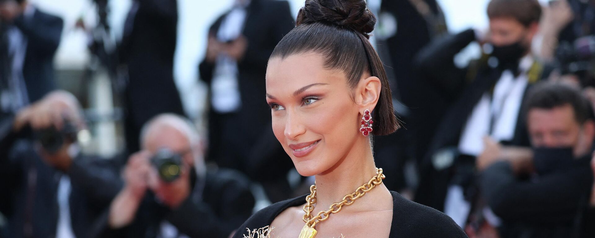 US model Bella Hadid poses as she arrives for the screening of the film Tre Piani (Three Floors) at the 74th edition of the Cannes Film Festival in Cannes, southern France, on July 11, 2021.  - Sputnik International, 1920, 16.04.2022