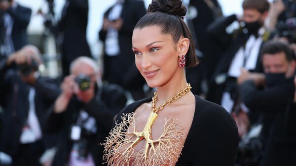 US model Bella Hadid poses as she arrives for the screening of the film Tre Piani (Three Floors) at the 74th edition of the Cannes Film Festival in Cannes, southern France, on July 11, 2021.  - Sputnik International