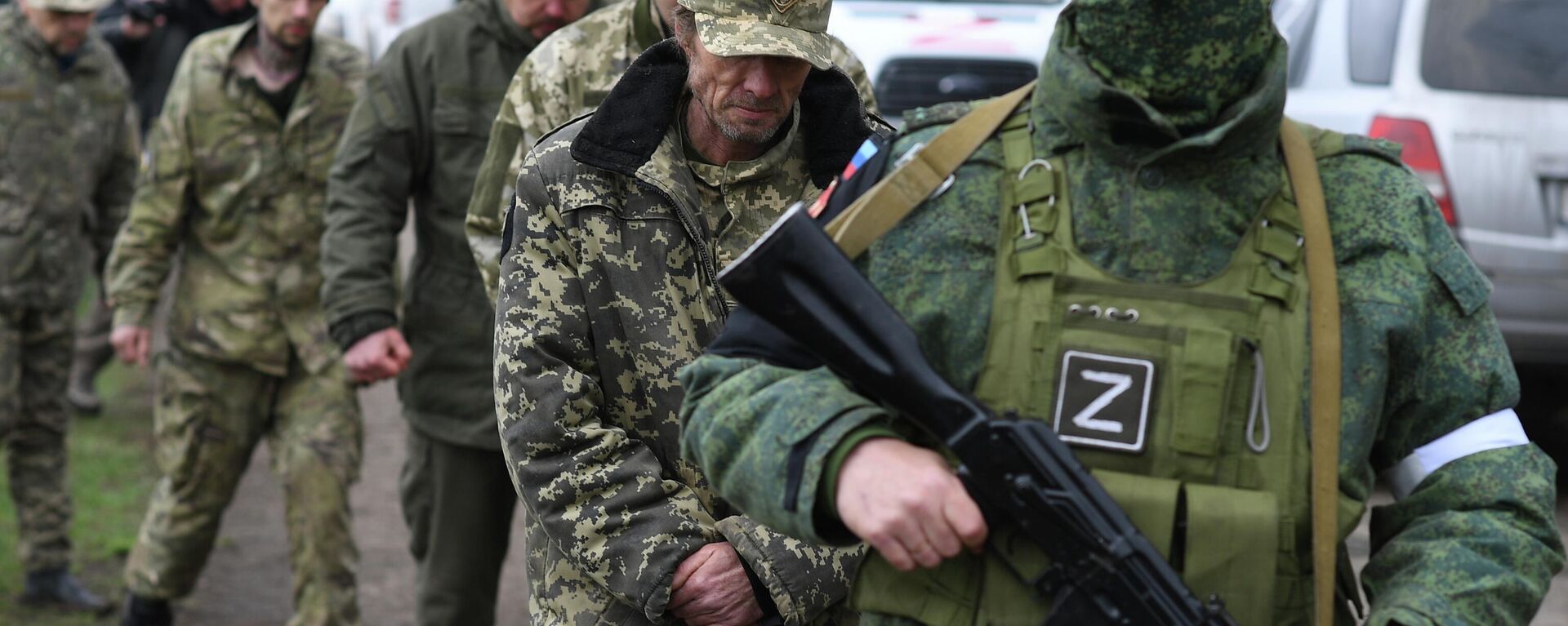 Ukrainian PoWs being led through the memorial 'Nothing is Forgotten, Nothing is Forgiven!' in Lugansk People's Republic in a day of remembrance to the victims of Ukrainian aggression. April 14, 2022. - Sputnik International, 1920, 16.04.2022