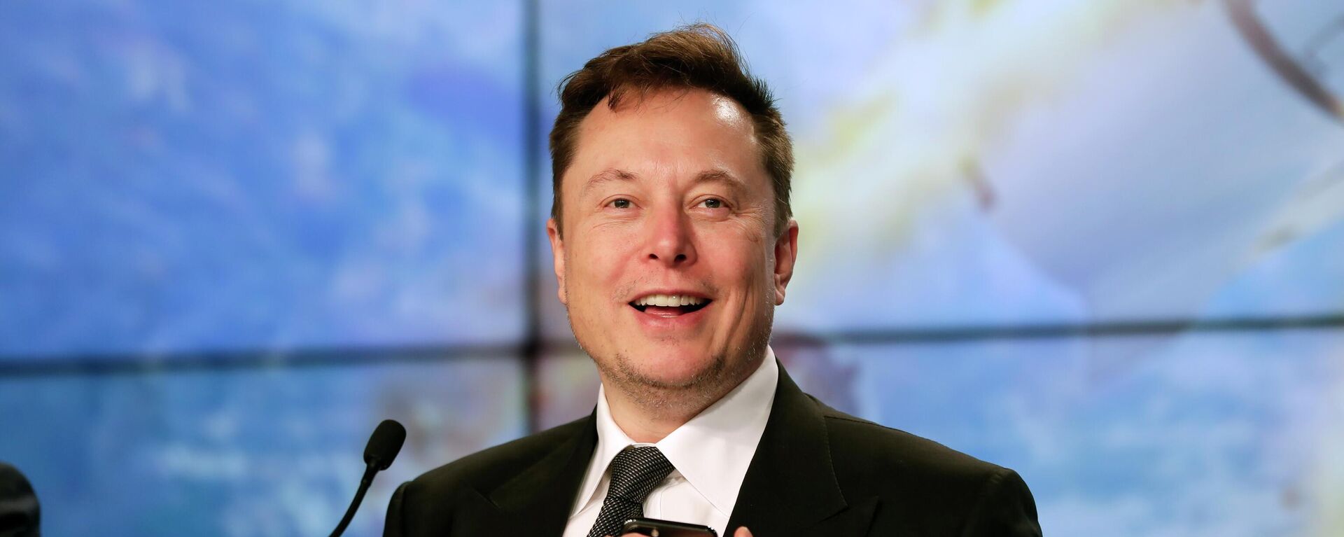 Elon Musk founder, CEO, and chief engineer/designer of SpaceX speaks during a news conference after a Falcon 9 SpaceX rocket test flight at the Kennedy Space Center in Cape Canaveral, Fla, Jan. 19, 2020. - Sputnik International, 1920, 30.04.2022