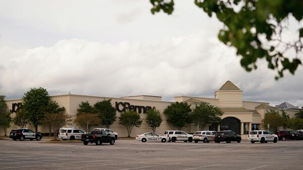 Authorities stage in a parking lot at Columbiana Centre mall in Columbia, S.C., following a shooting, Saturday, April 16, 2022. - Sputnik International