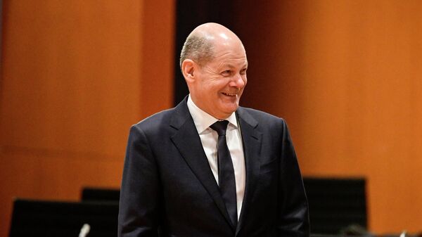 German Chancellor Olaf Scholz smiles at the start of a weekly meeting of the German cabinet at the chancellery in Berlin, Wednesday,  April 13, 2022. - Sputnik International