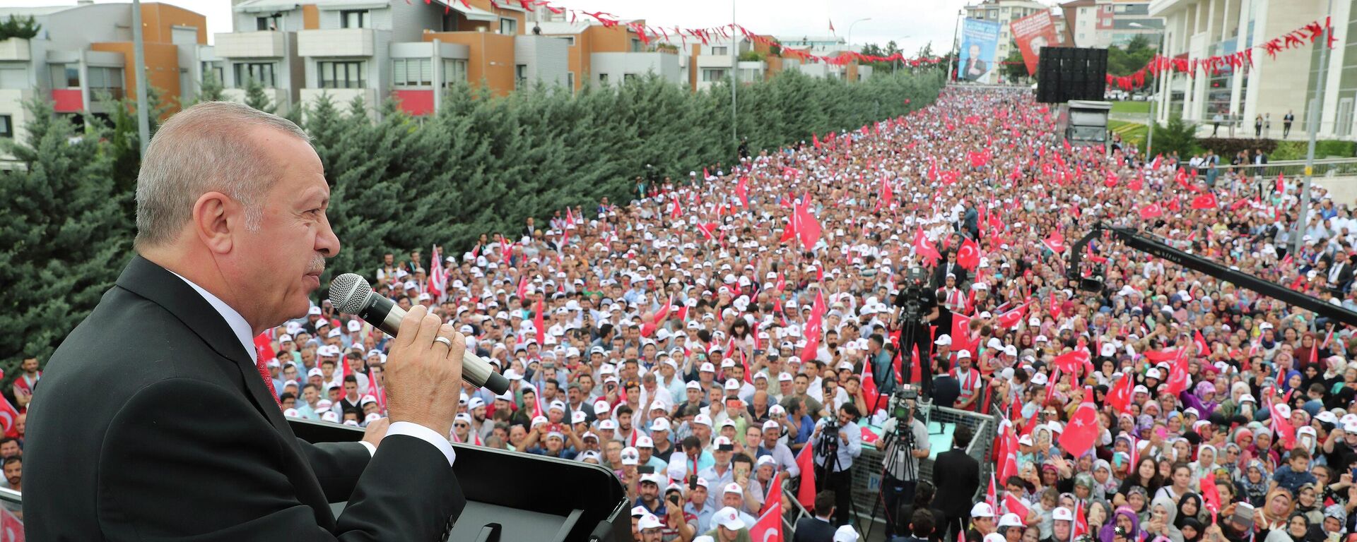 Turkey's President Recep Tayyip Erdogan, talks to supporters during a campaign rally in Istanbul for the June 23 re-run of Istanbul elections, Wednesday, June 19, 2019. Erdogan has claimed that former Egyptian President Mohammed Morsi did not die of natural causes but that he was killed. At the campaign speech Erdogan offered as evidence the fact that the deposed president allegedly flailed in court for 20 minutes and that nobody assisted him. ( - Sputnik International, 1920, 16.05.2023