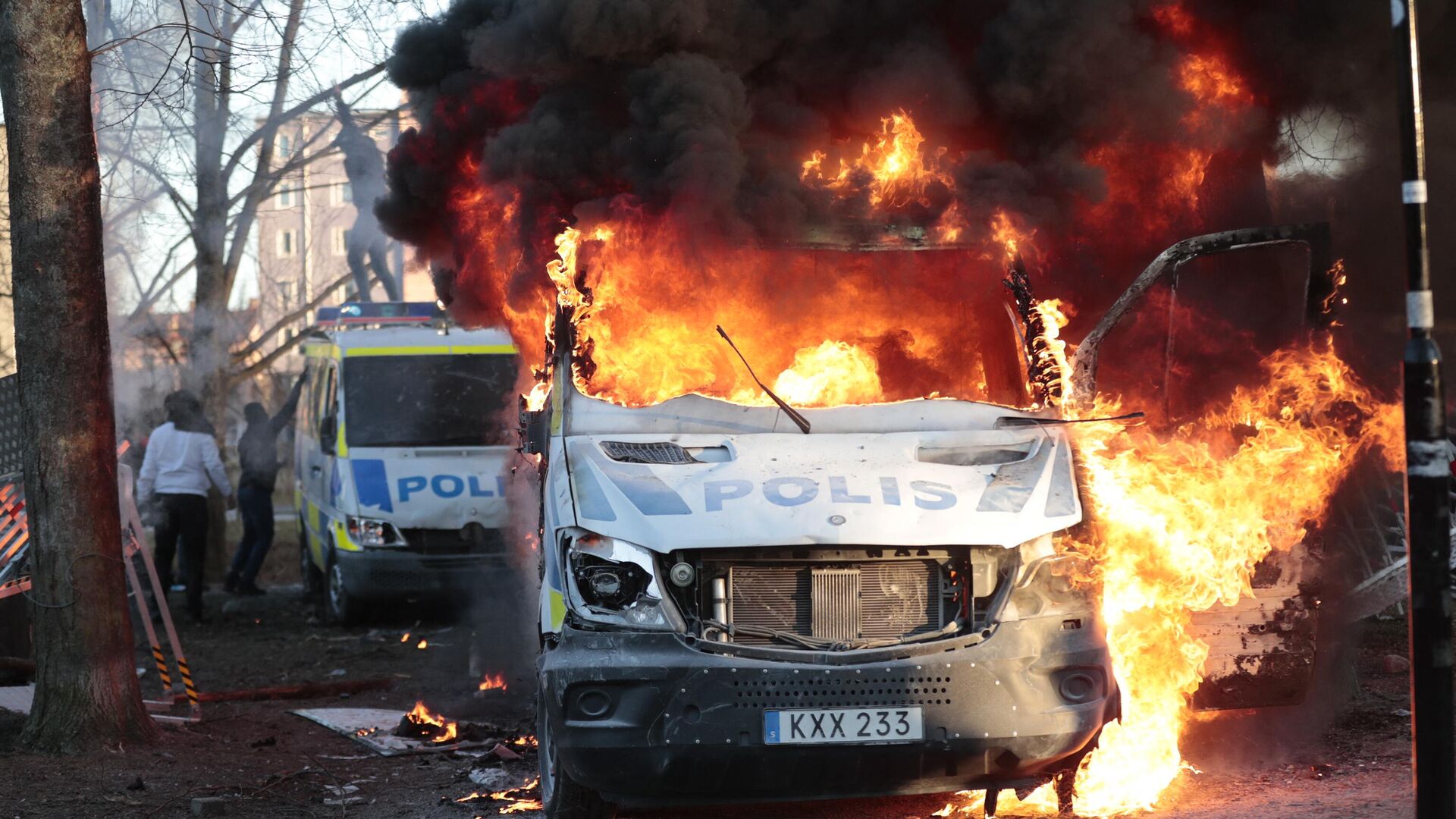 Police vans are on fire during a counter-protest in the park Sveaparken in Orebro, south-centre Sweden - Sputnik International, 1920, 18.04.2022