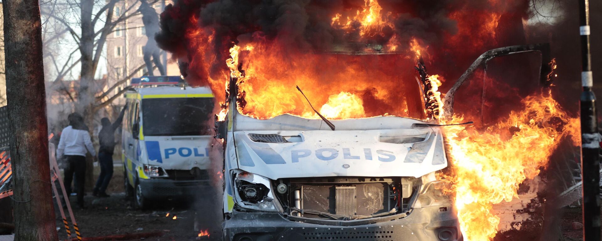 Police vans are on fire during a counter-protest in the park Sveaparken in Orebro, south-centre Sweden - Sputnik International, 1920, 22.04.2022