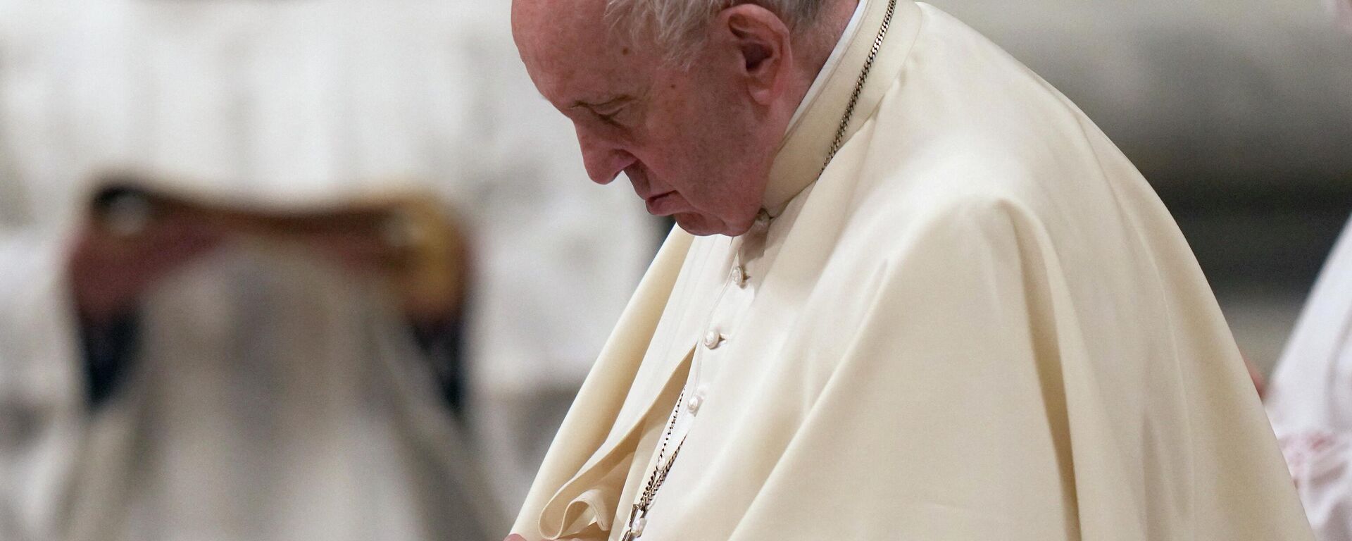 Pope Francis prays during an Easter vigil ceremony in St. Peter's Basilica at the Vatican, Saturday, April 16, 2022.  - Sputnik International, 1920, 25.07.2022