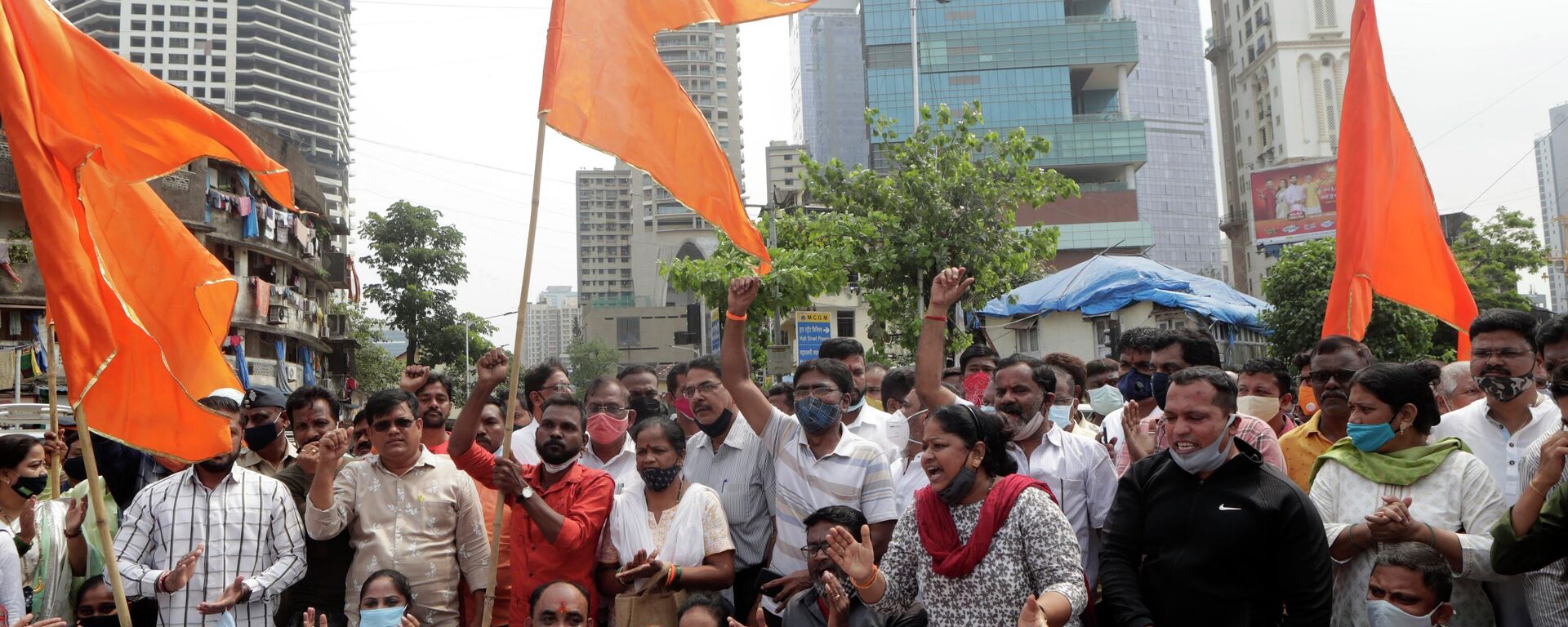 Shiv Sena party workers shout slogans during a state-wide strike in Maharashtra against last week’s violence in Uttar Pradesh state in Mumbai, India, Monday, Oct. 11, 2021. Four farmers died last week when a car owned a junior minister in Prime Minister Narendra Modi’s government ran over a group of protesting farmers in Lakhimpur Kheri, a town in Uttar Pradesh state. - Sputnik International, 1920, 21.06.2022