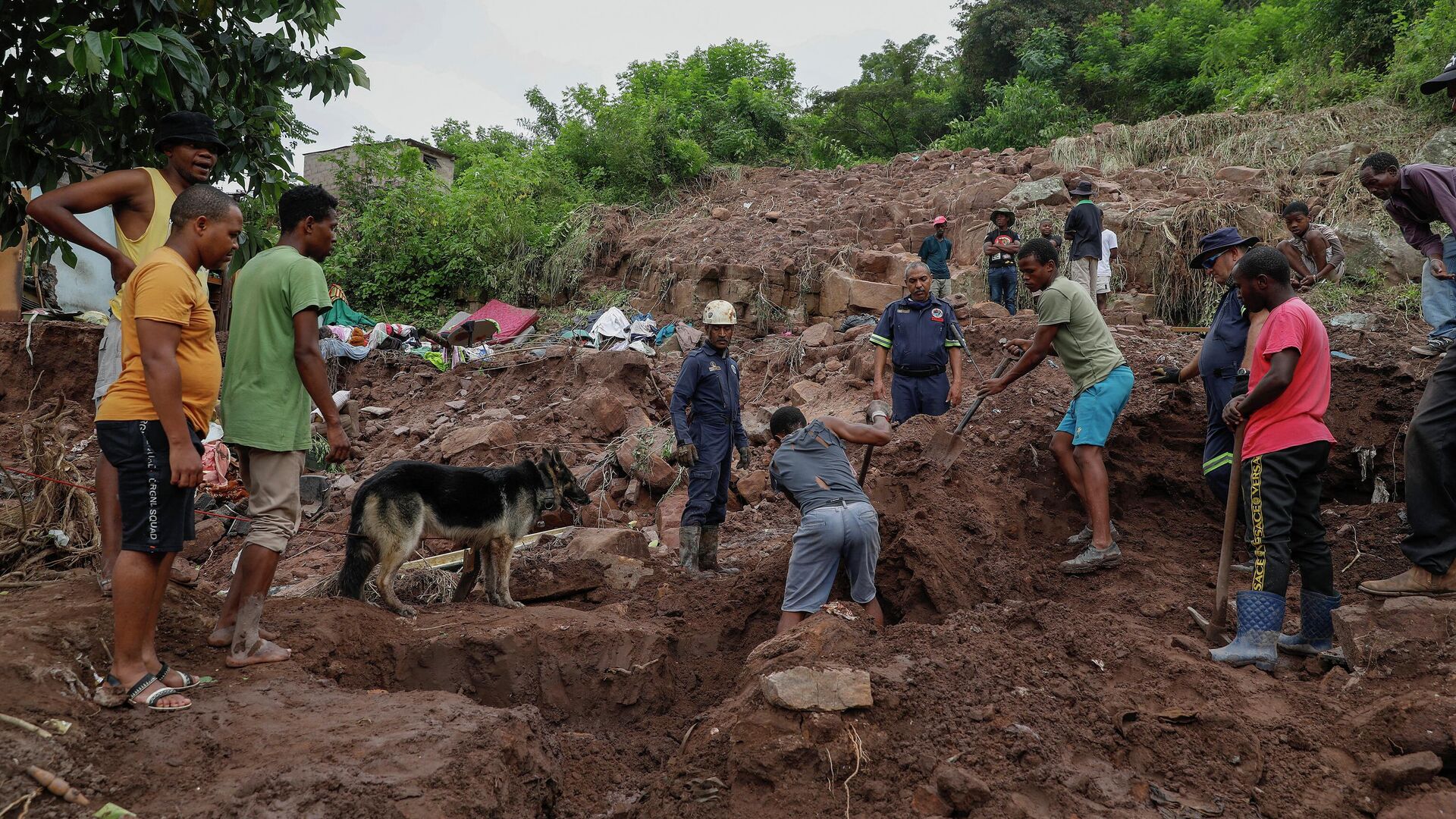 Family members assist with clearing debris for member of the South African Police Services (SAPS) Search and Rescue Unit to conduct search efforts to locate ten people who are unaccounted for from area of KwaNdengezi township outside Durban on April 15, 2022 after their homes were swept away following the devastating rains and flooding. - Sputnik International, 1920, 17.04.2022