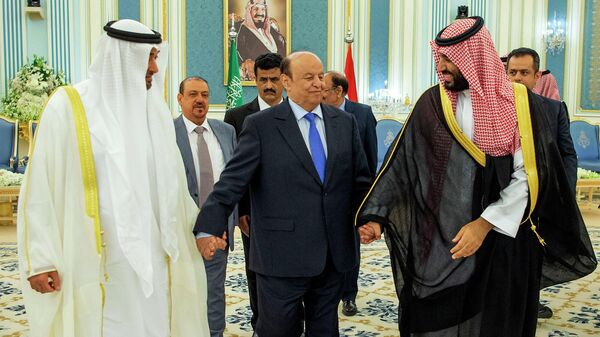 In this photo released by the Saudi Royal Palace, Yemen's president, Abed Rabbo Mansour Hadi, center, is accompanied by Saudi Arabia's Crown Prince Mohammed bin Salman, right, and Dhabi's crown prince, Mohammed bin Zayed Al Nahyan before signing a power-sharing deal in Riyadh, Saudi Arabia, Tuesday, Nov. 5, 2019. - Sputnik International