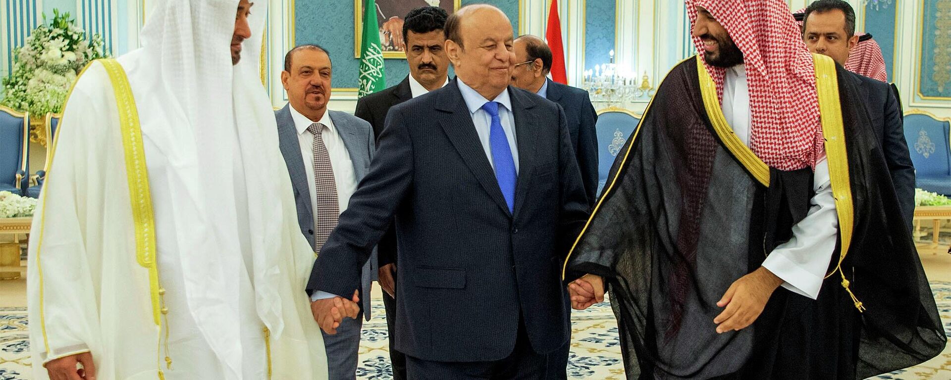 In this photo released by the Saudi Royal Palace, Yemen's president, Abed Rabbo Mansour Hadi, center, is accompanied by Saudi Arabia's Crown Prince Mohammed bin Salman, right, and Dhabi's crown prince, Mohammed bin Zayed Al Nahyan before signing a power-sharing deal in Riyadh, Saudi Arabia, Tuesday, Nov. 5, 2019. - Sputnik International, 1920, 17.04.2022