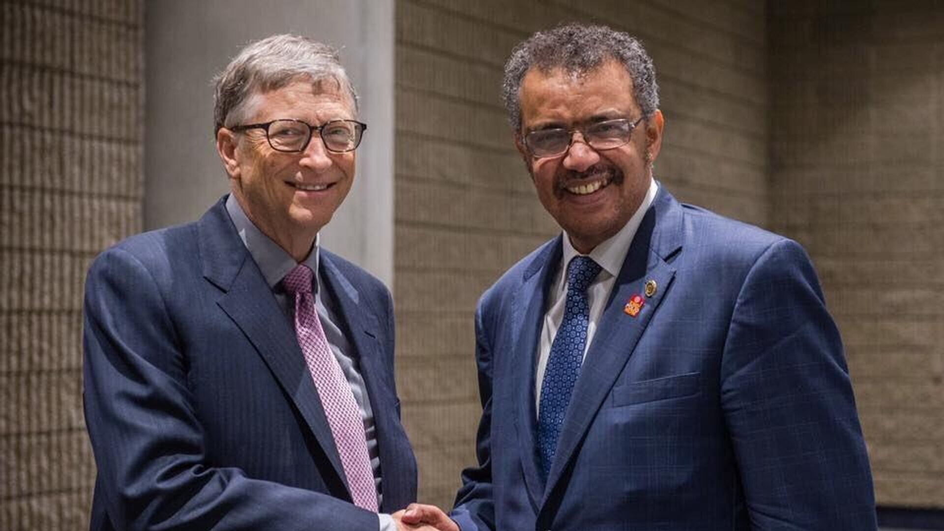 Microsoft founder and Gates Foundation director Bill Gates meeting with WHO chief Dr. Tedros Adhanom Ghebreyesus in 2017 - Sputnik International, 1920, 18.04.2022
