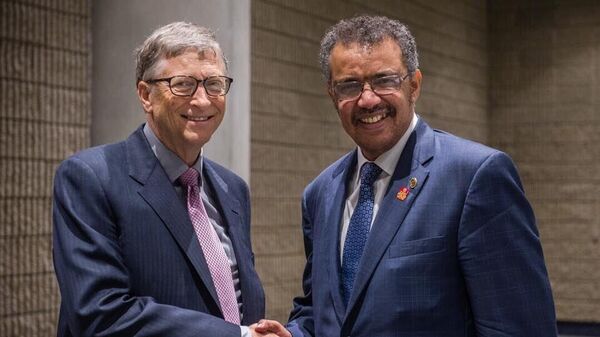Microsoft founder and Gates Foundation director Bill Gates meeting with WHO chief Dr. Tedros Adhanom Ghebreyesus in 2017 - Sputnik International