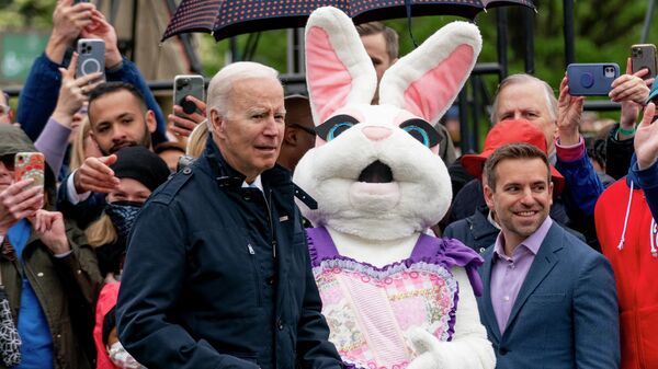 President Joe Biden appears with first lady Jill Biden and the Easter Bunny on the Blue Room balcony at the White House, Monday, April 18, 2022. - Sputnik International