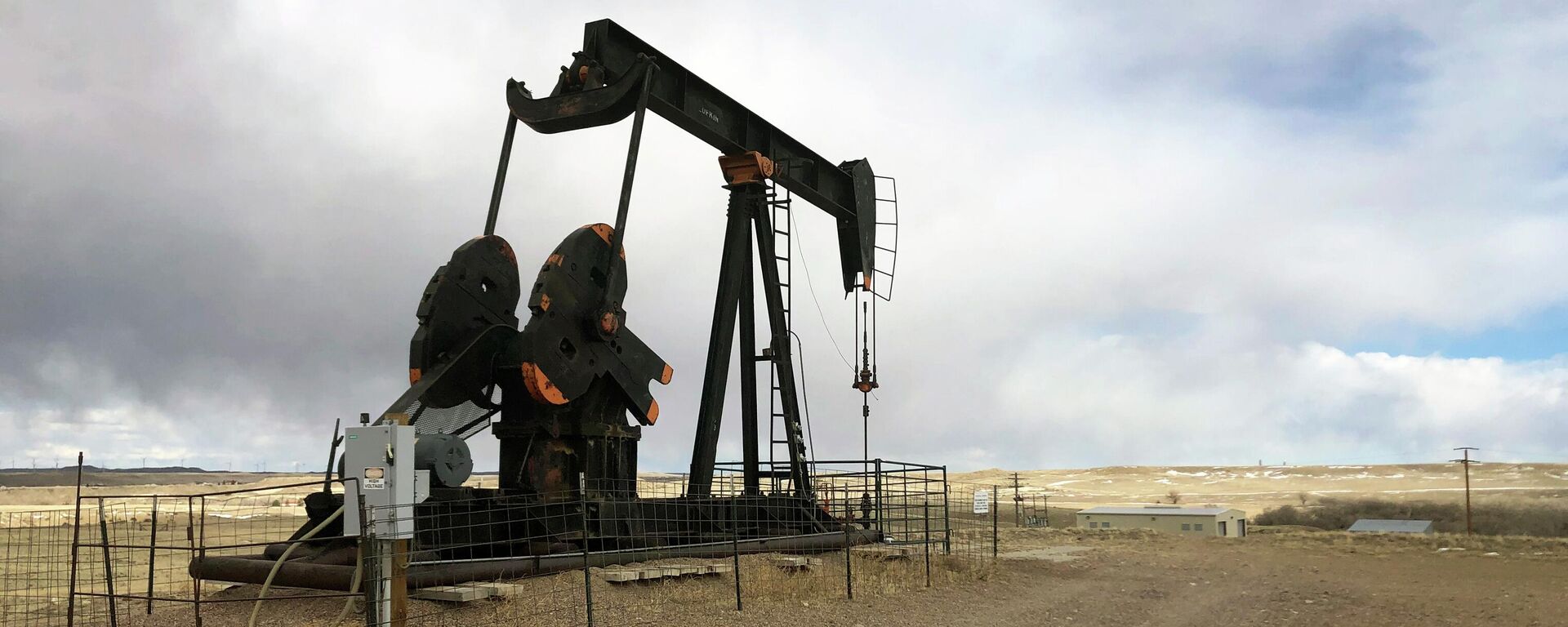 This Feb. 26, 2021, file photo shows an oil well east of Casper, Wyo. The Biden administration is raising royalty rates that companies must pay for oil and natural gas extracted from federal lands as it moves forward under court order with sales of public fossil fuel reserves in nine states. - Sputnik International, 1920, 18.04.2022