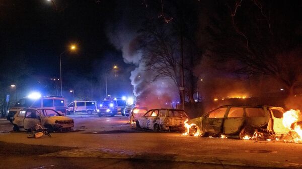 Burning cars are pictured on April 18, 2022 near Rosengard in Malmo. - Sputnik International