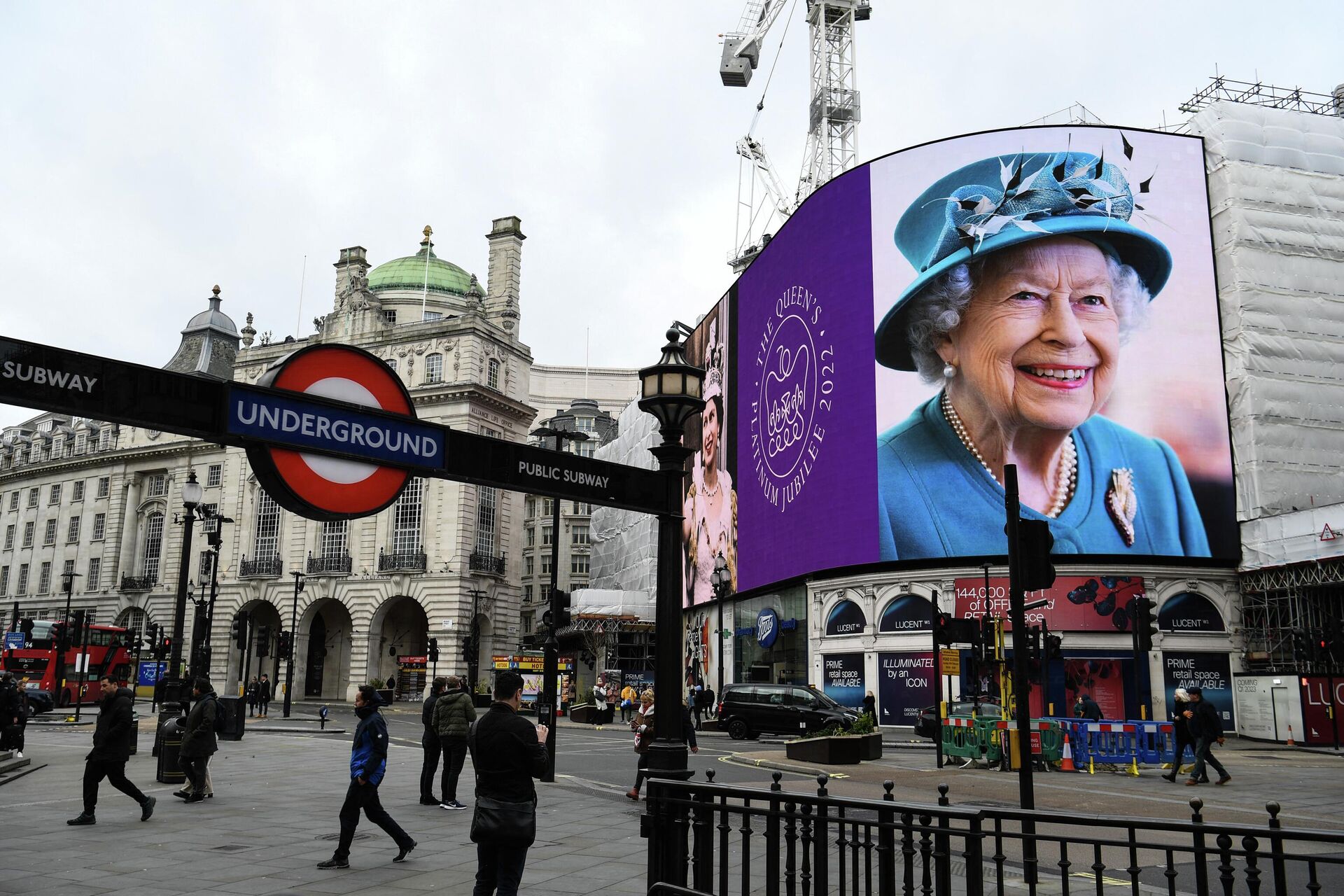 Images of Britain's Queen Elizabeth II are displayed on the big digital screens at Piccadilly Circus in central London on February 6, 2022, to mark the start of Her Majesty's Platinum Jubilee Year - Sputnik International, 1920, 08.05.2022