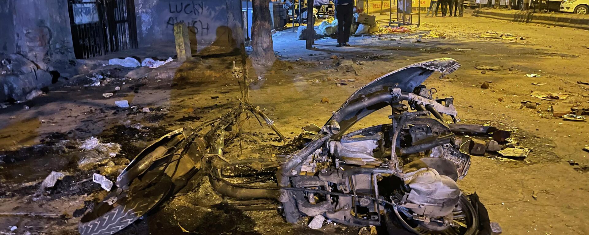 Burnt remains of a motorcycle lie in a street after communal violence in New Delhi, India, Sunday, April 17, 2022. Police in India's capital have arrested 14 people after communal violence broke out during a Hindu religious procession, leaving several injured. The suspects were arrested on charges of rioting and criminal conspiracy, among others, according to local media reports Sunday. - Sputnik International, 1920, 19.04.2022
