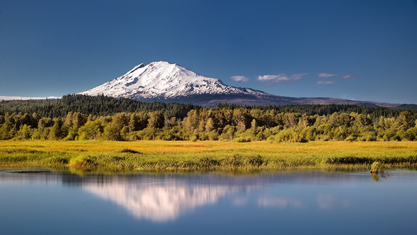 Mount Adams, a volcano in Washington state and the Yakama Nation - Sputnik International